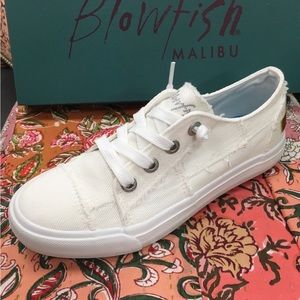 🤍Updated sizes🤍Blowfish white canvas sneakers😊